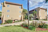 Newly Remodeled Oceanfront Condo with Salt Water Pool and Private Walkway to Beach by RedAwning Hôtels à proximité de : Amelia Island Lighthouse