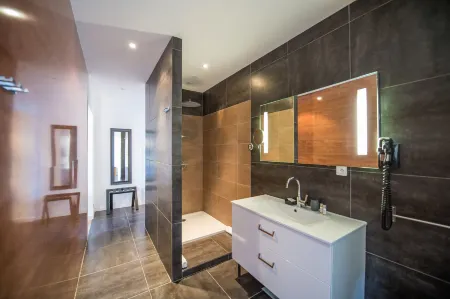 Swim Lodge Hotel Piscine privée ou Jacuzzi privé Отели в г. Сент-Люси де Порто-Векшио