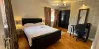 Ashmina Holiday Let with Free Onsite Parking for Small Vans and Cars Only - Salle Double Au Rez-de-chaussée
