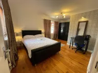 Ashmina Holiday Let with Free Onsite Parking for Small Vans and Cars Only