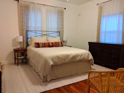 Charming bungalow with wraparound porch in Thunderbolt Hotels in Thunderbolt