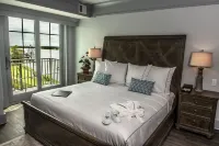 Oaks on the River Hotels in Darien