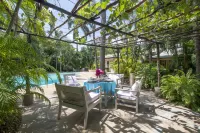 Allamanda Oleander Suite by YourHost Hoteles cerca de Hell’s Kitchen