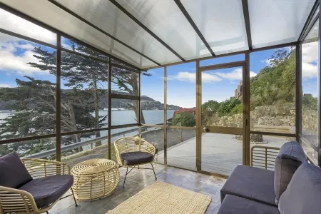 Harbour Views Отели рядом с достопримечательностью «Clocktower Building Leith Street»