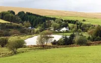 The Nook - Farm Park Stay with Hot Tub, BBQ & Fire Pit Hotels in Mawr