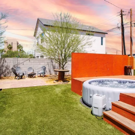 Stylish "NEW" Home- Hot Tub - Near Downtown, Phx Airport, and ASU