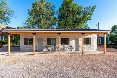 Hurricane Hideaway Lodging