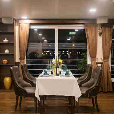 モン シェリ クルージーズ Dining/Meeting Rooms