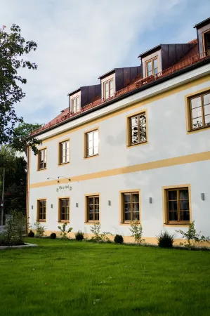 Bob W Munich Airport - Peterhof