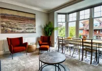 Poets Apartment with Free Parking by My Getaways