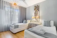 Tropical Unit with Private Fenced Garden Close to the Beach 4