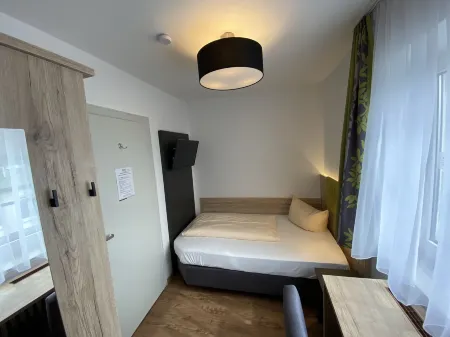 Hotel Goldene Traube Отели в г. Бубесхайм