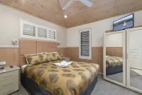 Ashmore Palms Holiday Village - 2-Star