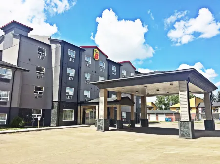 Super 8 by Wyndham Regina Отели рядом с достопримечательностью «Университет Реджайна»