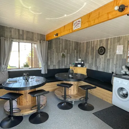 Acdc Glamping, Campervan , Caravan and Tent Resort