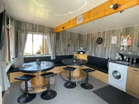 Acdc Glamping, Campervan , Caravan and Tent Resort Отели рядом с достопримечательностью «Fraserburgh beach»