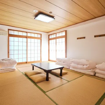 J-Hoppers Lake Biwa Guesthouse Hotels near Omimaiko Beach