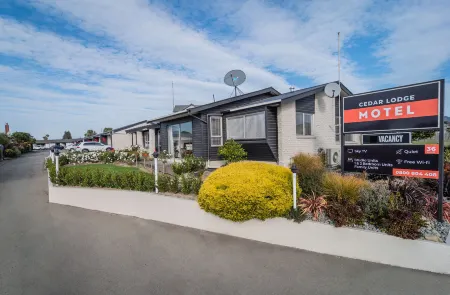 Cedar Lodge Motel Отели рядом с достопримечательностью «Тимару Ботаник Гарденс»
