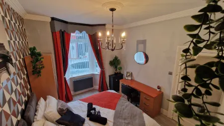 Stunning 5-Bed House in Liverpool! Great Location! Отели в г. Бутл