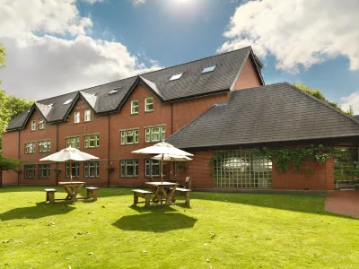 The Royal Toby Hotel Hotel dekat Cottons Restaurant hop wood hall college