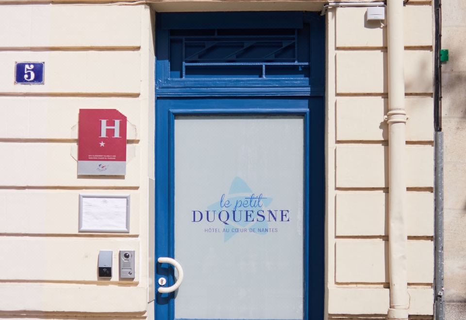 [호텔 르 프티 듀케누 주변 거리 전경]