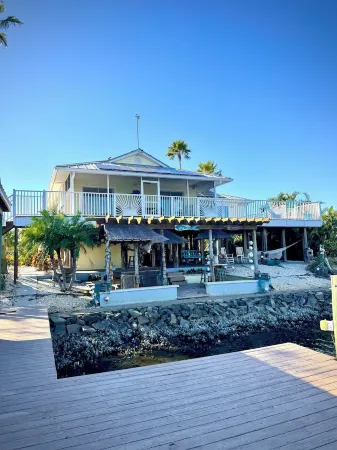 Delightful 3-bedroom house in Gibsonton with WiFi access