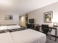 La Quinta Inn & Suites by Wyndham Portland - Parkplatz