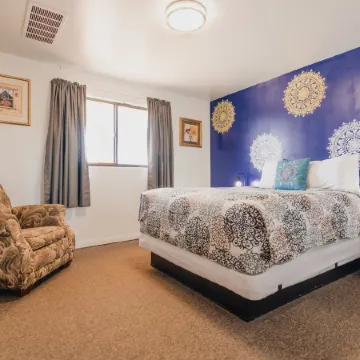 1 or 3 Bedroom Apartment with Full Kitchen