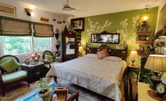 On the House Boutique Bed Breakfast with Terrace Garden Views