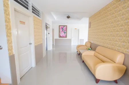 P.A. Thani Hotel Отели рядом с достопримечательностью «Chao Por Chao Mae Na Pha Shrine»