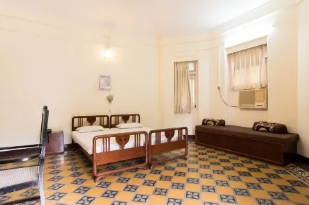 Bentleys Hotel Отели рядом с достопримечательностью «Keneseth Eliyahoo Synagogue»