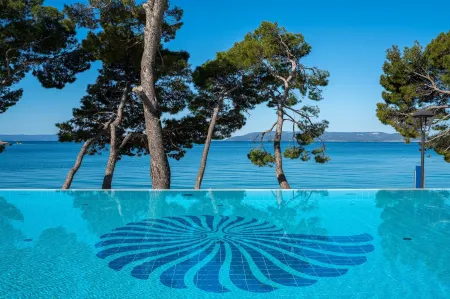 Valamar Meteor Hotel Отели рядом с достопримечательностью «Tucepi Beach»