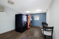 HomeTowne Studios by Red Roof Orange, TX Hotels in Orange