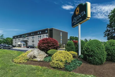La Quinta Inn & Suites by Wyndham Warwick Providence Airport Отели рядом с достопримечательностью «lululemon»