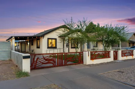 Featherlight Cottage with BBQ and Hot Tub in Downtown Phoenix