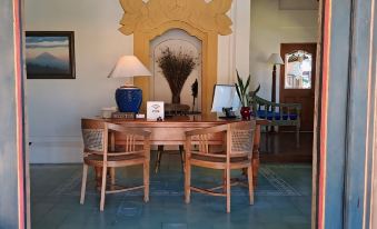 Strawberry Hill Hotel & Restaurant