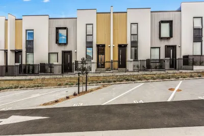 프레시 그레이 린 2베드룸 유닛, 파티오 있음, 조디악 스테이즈  호텔