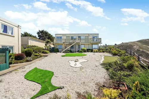 Mountain View 2BR Retreat with Private Deck Hotels in Pacifica