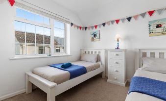 Ruby Cottage - Beachside Cottage with Views