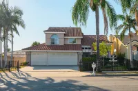 Stylish Home w Full Kitchen Garage Backyard Hotels in Baldwin Park