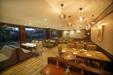 Hotel Crosslane Отели рядом с достопримечательностью «Кваджа Гариб Навас Дарга Шариф»