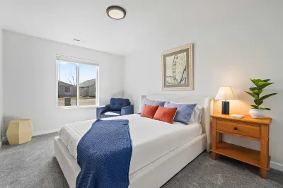 Spacious 6BR - Sleeps 22 - Hot Tub & Pool Access