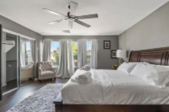 Spacious 4-bedroom house in charming Avondale with AC, WiFi Hotels in Avondale