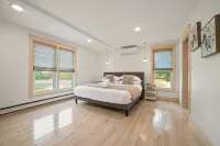 Farmhouse 1918 - Luxe 5-Bedroom Retreat on 4.5 Acres in Beautiful Boyne City Hotels in Evangeline Township