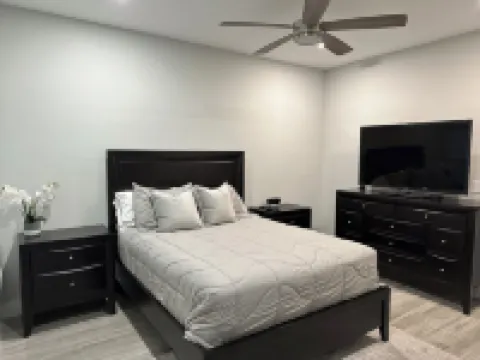 Modern 4Br Pool Home in Prime North Fort Myers Area- Fast WiFi & Private Yard. Hotels near Caloosahatchee Creeks Preserve West