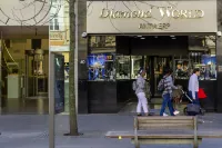 OneLuxStay Near Diamond District