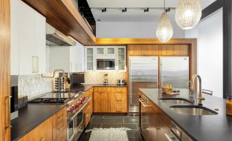 Paramount Place by AvantStay 4 Story Apartment in Heart of Austin w Movie Theatre