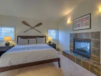 Water view! Luxury Port Suite -- walk to cafes, shops, galleries & beaches. Hotels in Eastsound