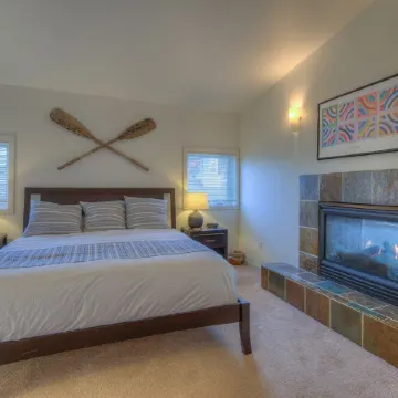 Water view! Luxury Port Suite -- walk to cafes, shops, galleries & beaches.