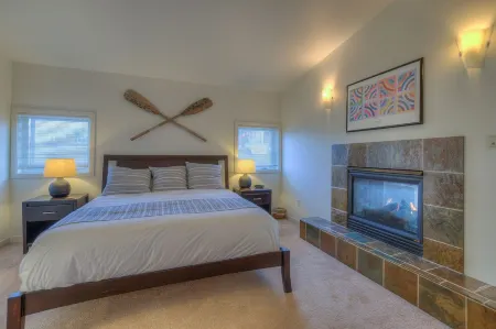 Water view! Luxury Port Suite -- walk to cafes, shops, galleries & beaches.